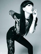 组图：吴莫愁麻花辫拍写真 大胆挑战埃及艳后