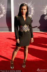 组图：阿杜巴紧身黑裙亮相 皱纹、牙缝尽显不堪