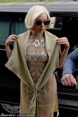 组图：Lady Gaga踩恨天高现身 险摔倒一脸尴尬
