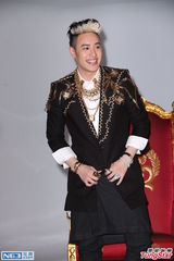 组图：潘玮柏身披5000万珠宝 为新专辑拍宣传照