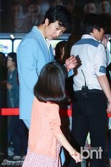 组图：金有贞盛骏等出席《庆州》VIP试映会