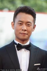 组图：威尼斯开幕红毯 张译穿西装帅气现身