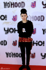 组图：大山受邀出席潮流派对 黑色造型夺人眼球