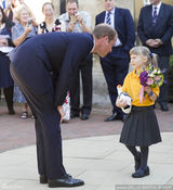 组图：威廉王子将再当爹 访牛津获小萝莉献花