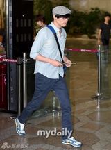 组图：东方神起孔侑等现身 胡茬微露不拘小节