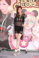 组图：王心凌性感露小蛮腰 被问情事害羞撒娇