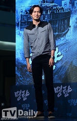 组图：长腿花美男李钟硕出席活动显羞涩