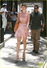 组图：泰勒-斯威夫特短裙露脐装性感不失活泼