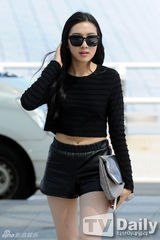 组图：韩星朱多英热辣短裤现身 秀雪白美腿