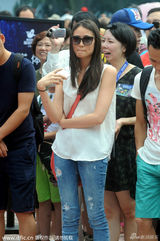 组图：李小鹏携妻女现身 奥莉偷窥狗仔萌萌哒