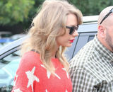 组图：斯威夫特红衣靓丽 超短裤秀性感美腿