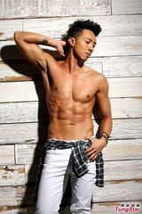 组图：张继聪露腹肌获老婆谢安琪赞赏