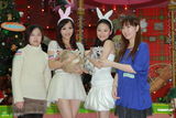 组图：陈静与Liz变身兔女郎 补亲跨年之吻