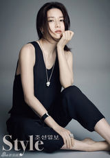 组图：演员李英爱拍写真 牛仔裤难掩优雅妩媚