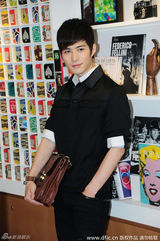 组图：陈学冬全黑Look帅气逼人 大走暖男style