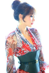 组图：柳岩为CJ性感站台 遭宅男熊抱跪地求婚