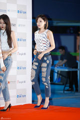 独家：韩女团同场争人气 抛胸露腿抢风头