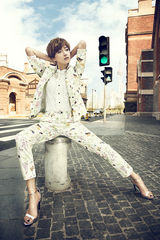 组图：万茜时尚写真利落短发靓丽娇媚