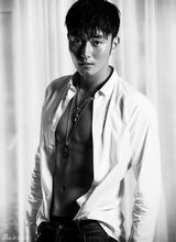 组图：李东学写真大秀腹肌 面容俊朗性感十足