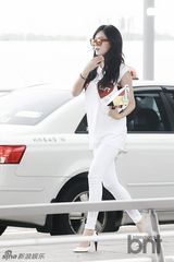 组图：4minute泫雅现身机场 纯白造型清纯可爱