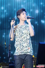 组图：炎亚纶演出人气爆棚 自曝好身材下次再秀