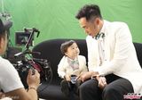 组图：陈豪代言玩亲子秀 与小演员欢乐玩闹