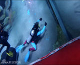 组图：贾乃亮为博女儿一笑 表演潜水险晕倒