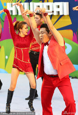 组图：韩国球迷观战派对 鸟叔献艺火烈鸟舞