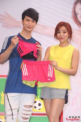 组图：丁当签唱会淋雨会粉丝 严爵贴心送内衣