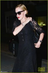 组图：麦当娜涂大红唇深夜现身 着镂空裙秀妩媚