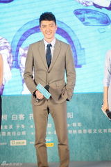 组图：《后会无期》首映发布会 韩寒牵狗走红毯