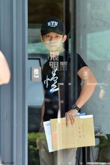 组图：少年影帝董子健开学 休闲装萌笑报到中戏