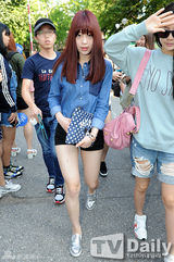 组图：Super Junior回归赴电视台彩排 粉丝围堵拍照忙