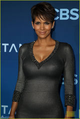 组图：哈利-贝瑞紧身裙露半球 与老公秀恩爱