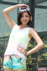 组图：郭雪芙刘以豪庆新剧收视大玩水枪