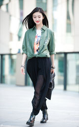 组图：景甜夏日时髦俏装扮 青春如邻家女孩