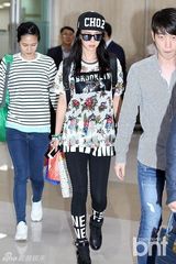 组图：韩星宋智孝回国 棒球帽展嘻哈时尚