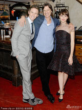 组图：《万物理论》小雀斑携女友 菲丽西提美艳