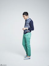 高清组图：韩星刘亚仁拍写真 展时尚休闲魅力