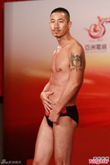 高清图：2012亚洲先生首次面试 泳裤示人奇招尽出