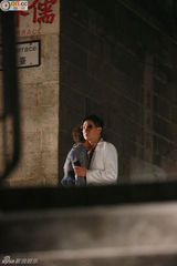 组图：吴君如再拍《金鸡》挤胸拥别张家辉