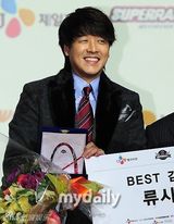 组图：柳时元出席赛车颁奖礼获年度最佳教练奖