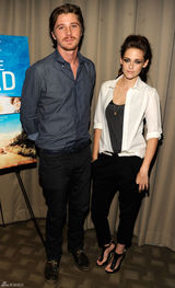 组图：斯图尔特烟熏妆亮相《在路上》纽约放映