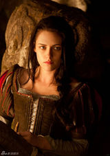 组图：《白雪公主与猎人》剧照 皇后塞隆气场强