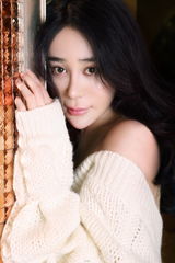 组图：姜欣雨拍居家写真 新戏中变身摇滚女孩儿 