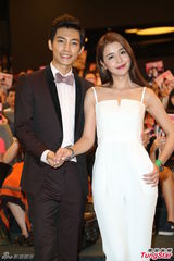 组图：炎亚纶李毓芬现身签书会 (炎亚纶遭讥整形关微博)