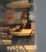 组图：女神爱吃红烧肉！汤唯独吃饭手机玩不停