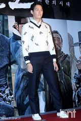 组图：韩星河智苑出席试映会 短裙露粗腿