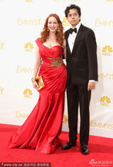 组图：克里斯蒂娜红裙娇艳秀豪乳 现身艾美红毯