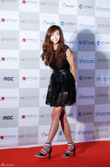 独家：韩女团同场争人气 抛胸露腿抢风头